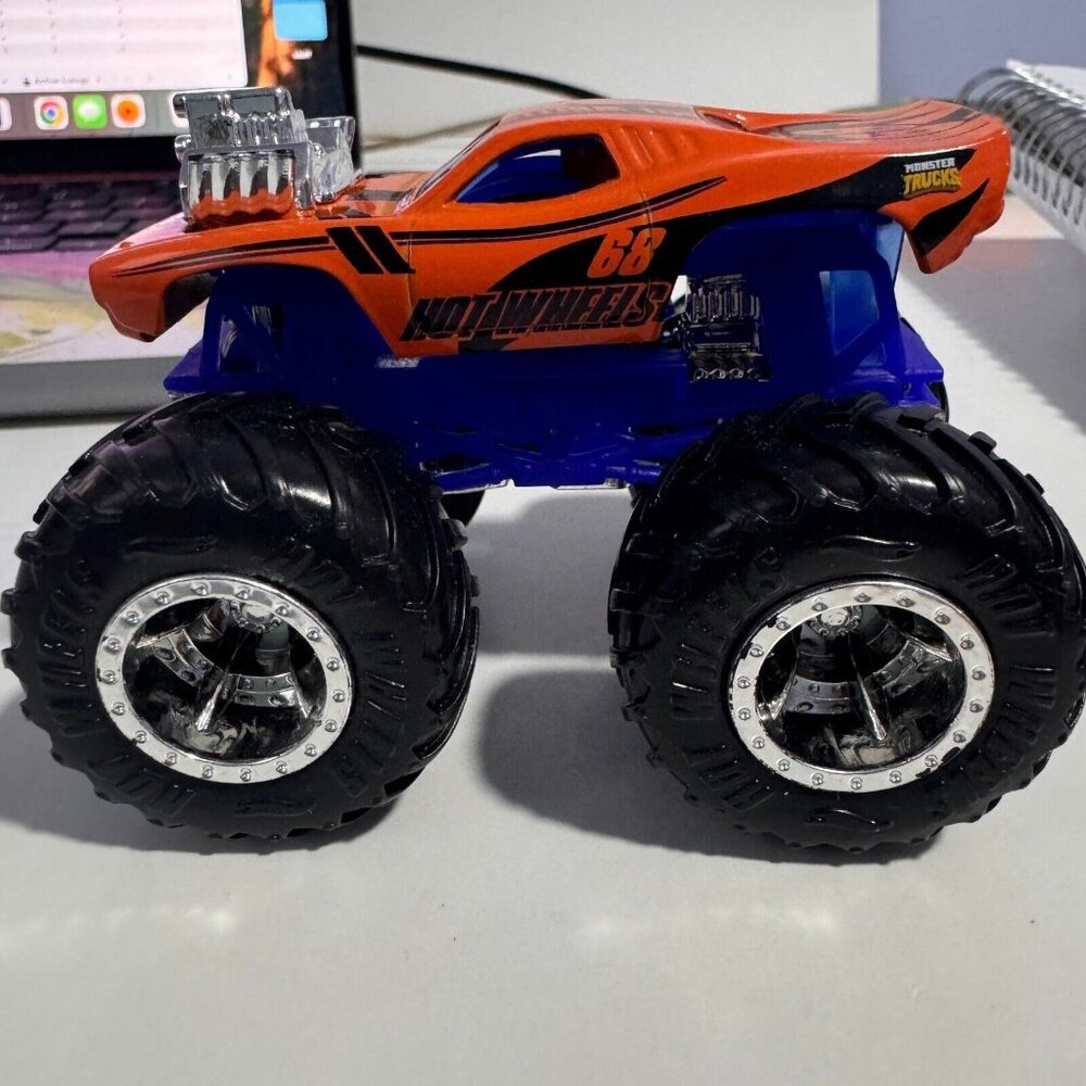 HOT WHEELS MONSTER JAM `68 DODGE CHALLENGER MONSTER TRUCK MATTEL 1/64 toy